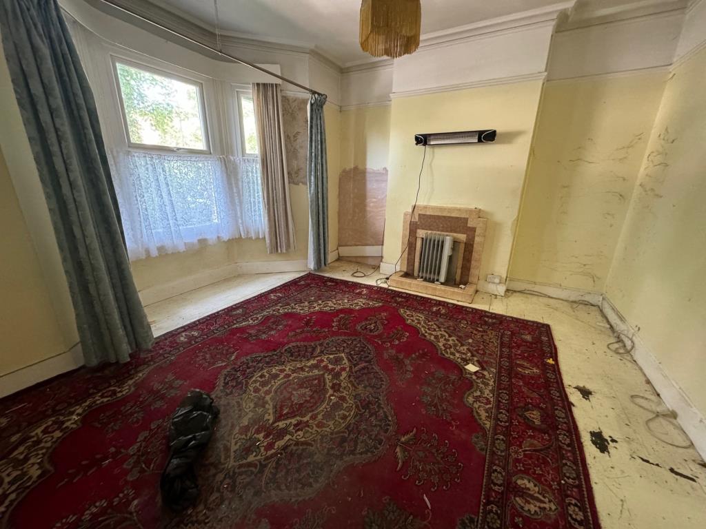 Lot: 31 - TERRACE HOUSE FOR IMPROVEMENT - Living Room